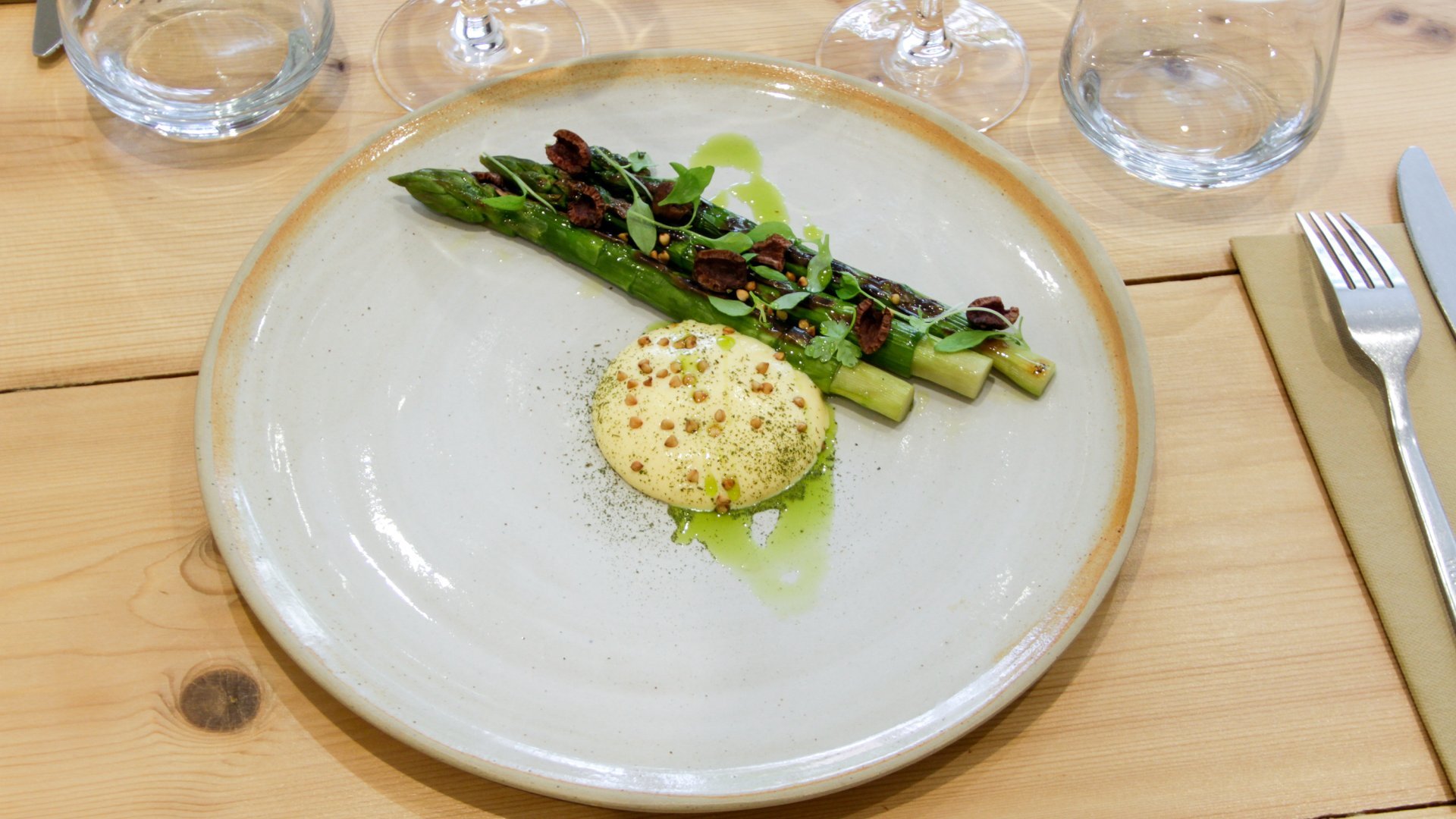 Saison restaurant_asperges sabayon estragon