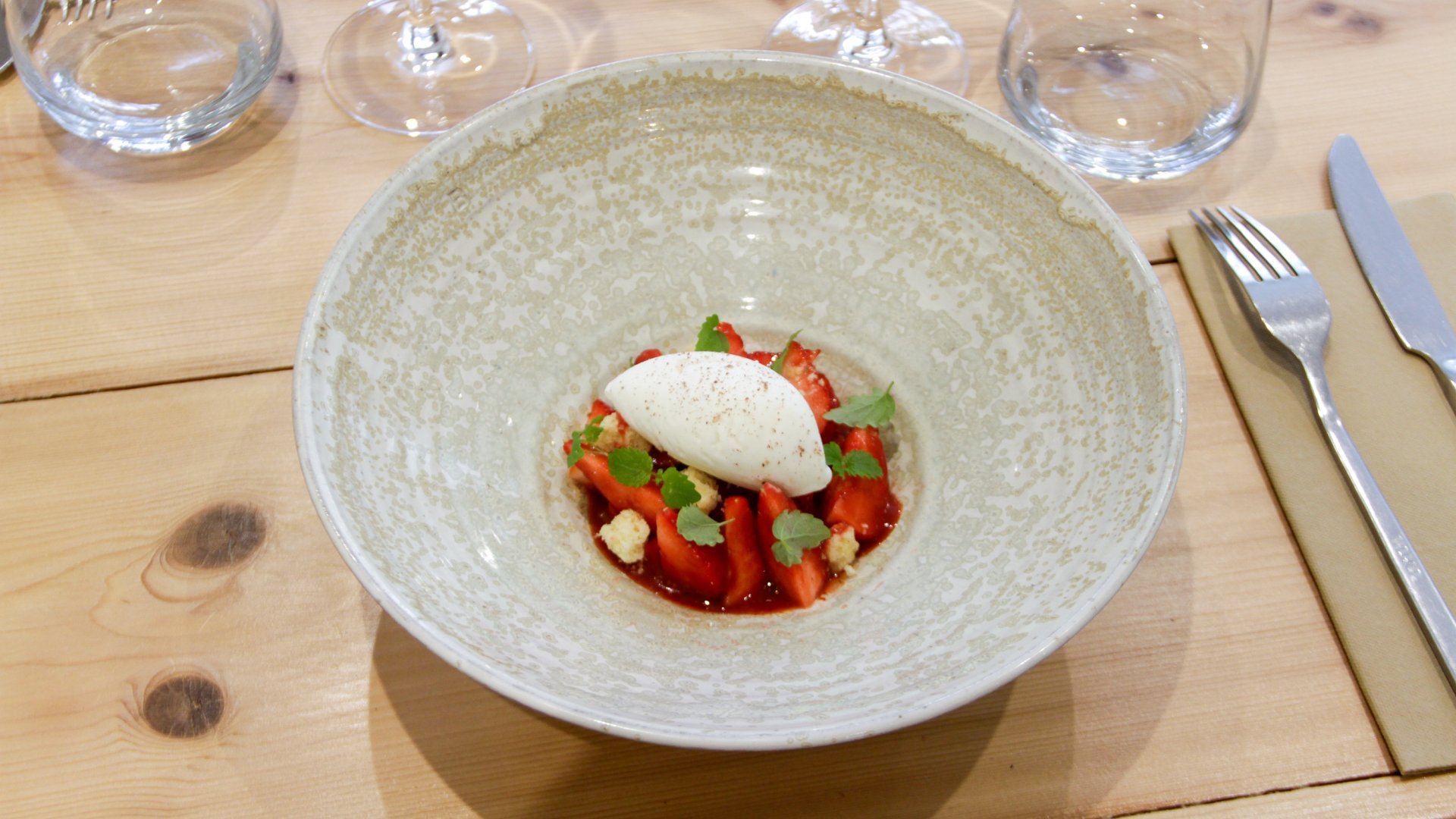 Saison restaurant_fraises, glace au yaourt